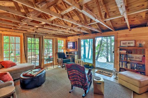 Cozy Lakefront Madison Cabin with Dock and Kayaks in 沃特維爾