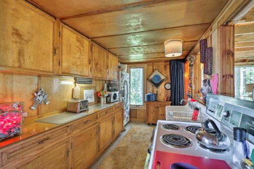 Cozy Lakefront Madison Cabin with Dock and Kayaks in 沃特維爾