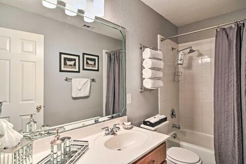 Home with Patio Mins to SeaWorld and Lackland AFB! - image 2