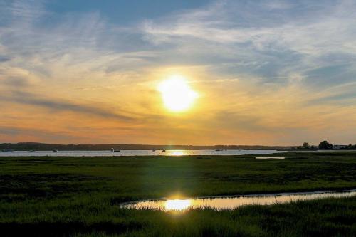 Hampton Cottage - Walk to Beaches and Marina! - image 2