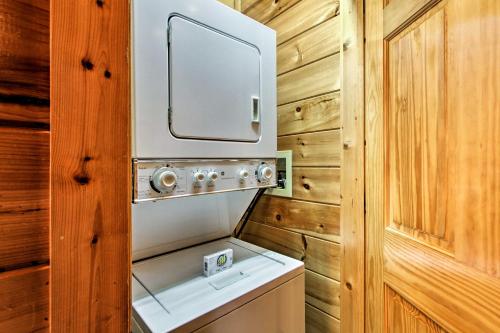 Mountain Paws Retreat with Hot Tub in Pigeon Forge! - image 3