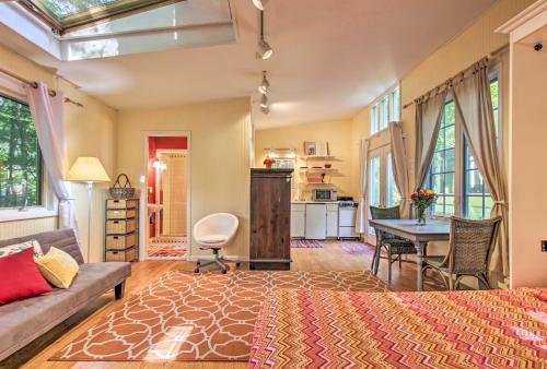 Quiet Saugatuck Studio with Patio - Walk to Dtwn! - Apartment - Saugatuck