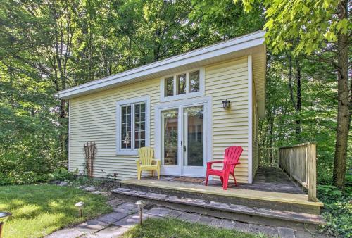 Quiet Saugatuck Studio with Patio - Walk to Dtwn! in Saugatuck, USA