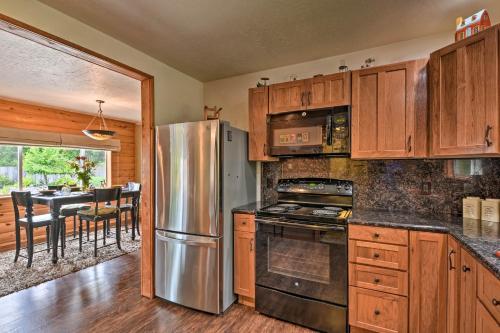 Gold Beach Apartment with Activities - 2 Mi to Ocean in โกลด์บีช (ออรากอน)