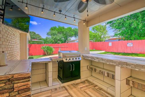 San Antonio Oasis with Hot Tub, Pool and Outdoor Bar!