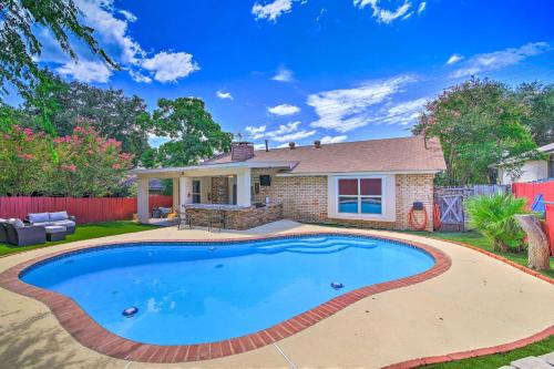 San Antonio Oasis with Hot Tub, Pool and Outdoor Bar!