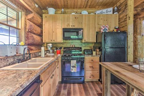 Log Cabin with Hot Tub and Games 5 Mi to Pigeon Forge - image 2