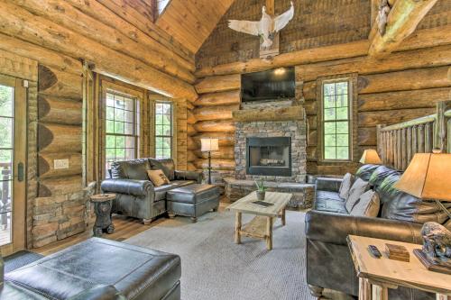 Log Cabin with Hot Tub and Games 5 Mi to Pigeon Forge - image 7