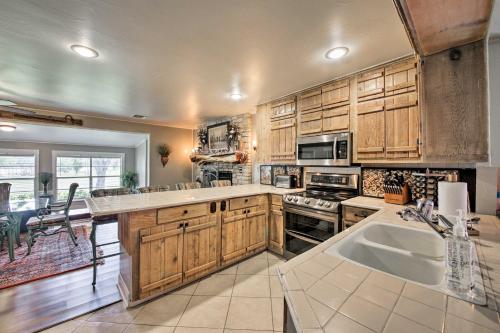 Renovated Lake LBJ Home with Pvt Dock and Patio! in 伯尼特