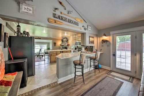 Renovated Lake LBJ Home with Pvt Dock and Patio! in 伯尼特