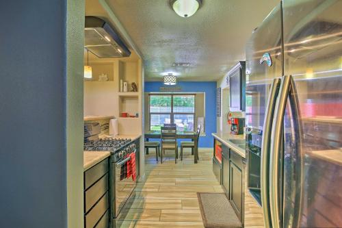San Antonio Oasis with Hot Tub, Pool and Outdoor Bar! in San Antonio, USA