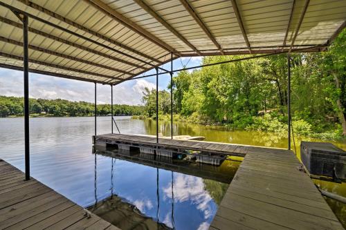 Waterfront Lake Barkley Home with Deck and Fire Pit! - Cadiz