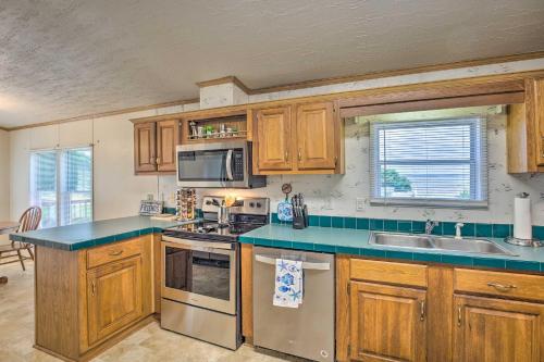 Kemp Home with Deck, Steps to Cedar Creek Lake! in Kemp, USA