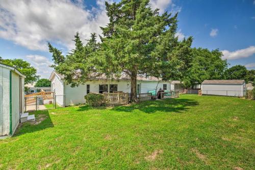 Family Home with Deck Walk to Cedar Creek Reservoir - image 6