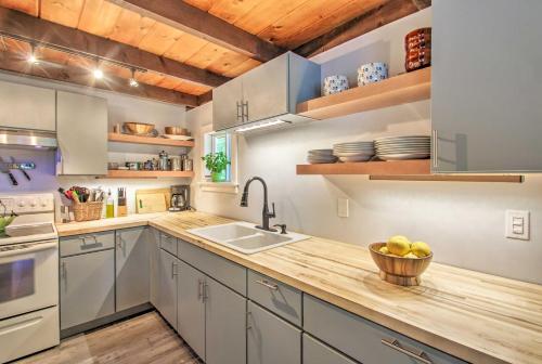 Lake Arrowhead Waterfront Cabin with Deck and Grill - main image