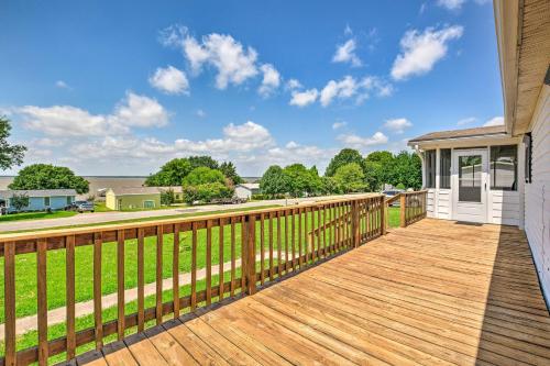 Cedar Creek Lake Access Retreat with Deck in Mesquite (Texas)