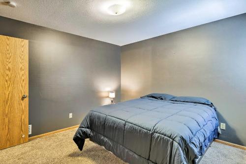 Elwood Townhome with Patio 7 Mi to Johnson Lake - image 7