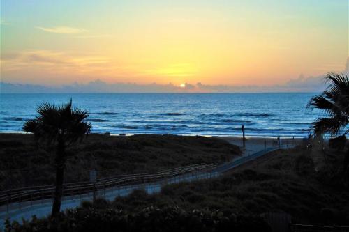 Oceanfront Unit with Gulf View by Bayside Attractions - image 3