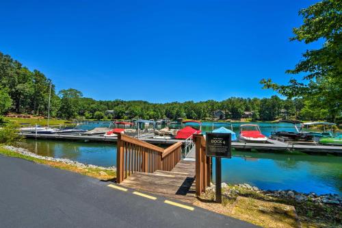 Lake Keowee Resort Condo with Balcony and Pool Access! Lake Keowee Resort Condo with Balcony and Pool Access!