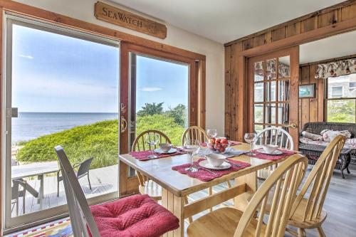 Oceanfront Gem W/ Sunroom & Fireplace In Cape Cod - Mayflower Beach, Dennis