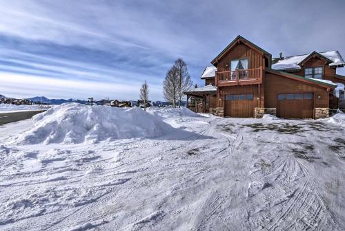 Granby Townhome with Deck about 20 Mi to Winter Park!