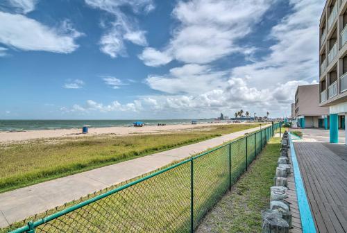 Cozy Corpus Christi Condo with Pool and Beach Access