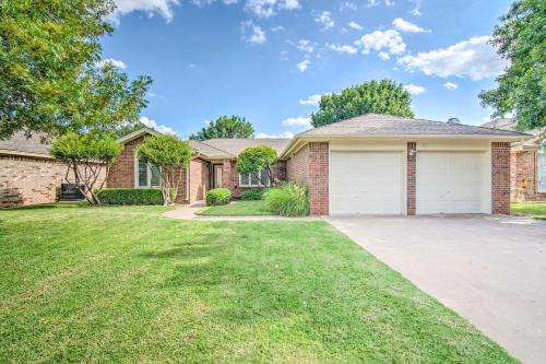 B&B Lubbock - Lubbock Home with Deck and Yard - 8 Miles to TTU! - Bed and Breakfast Lubbock