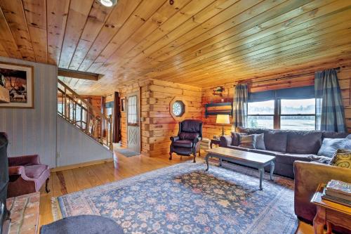 Jacksonville Cabin with Wraparound Deck and Views in Jacksonville, USA