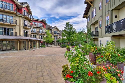 Modern Townhome with Fire Pit in Downtown McCall