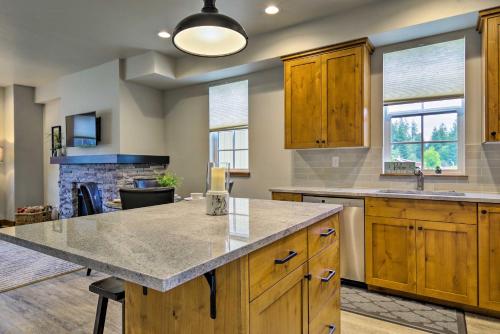 Modern Townhome with Fire Pit in Downtown McCall