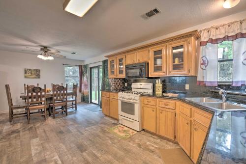Hempstead Cottage with Covered Porch and Views! - image 7
