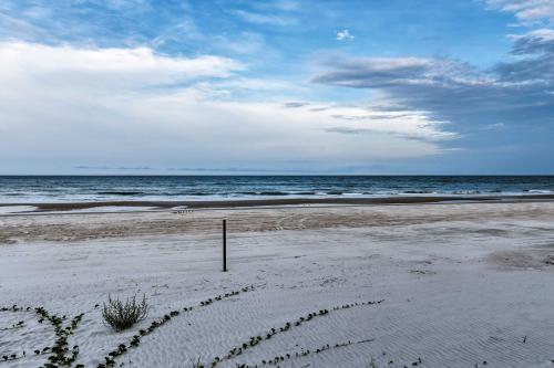 Oceanfront Daytona Beach Condo with View and Pool in Daytona Beach Shores, USA