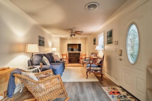 Ottawa Lake Home with BBQ and Patio, 15 Mi to Toledo in Sylvania, USA