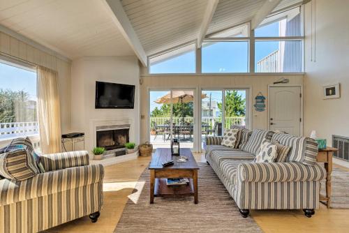 Westhampton Beach Home w/ Deck + Ocean Views! in Vesthemptonas pludmale (NY)