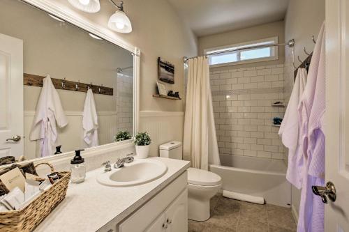 McMinnville Wine Country Home with Hot Tub and Deck - image 4