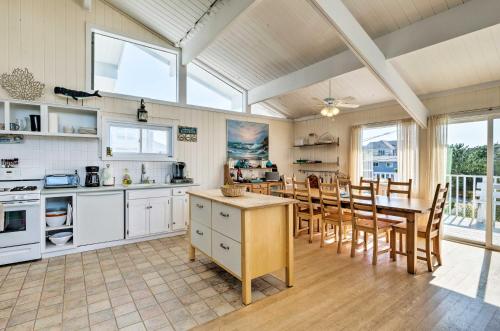 Westhampton Beach Home w/ Deck + Ocean Views! in Vesthemptonas pludmale (NY)