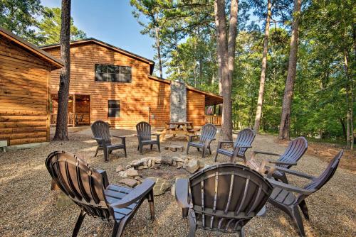 Cabin with Hot Tub and Grill - 6 Mi to Broken Bow Lake in Stephens Gap, USA