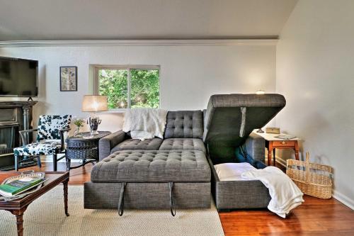 Ottawa Lake Home with BBQ and Patio, 15 Mi to Toledo in Sylvania, USA