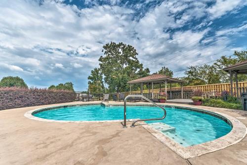 Hamiltons To-Do at the Lake Condo with Pool Access - image 8