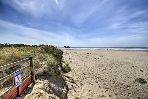Oceanfront Rockaway Beach Condo Pet-Friendly