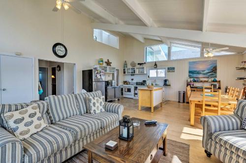 Westhampton Beach Home w/ Deck + Ocean Views! in Vesthemptonas pludmale (NY)