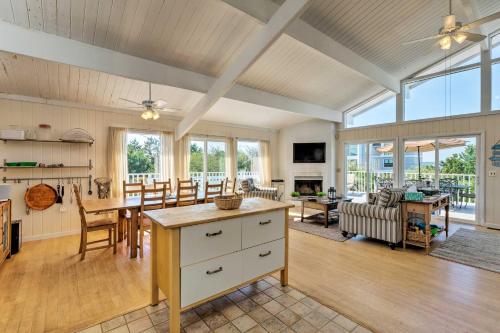 Westhampton Beach Home w/ Deck + Ocean Views! in Vesthemptonas pludmale (NY)