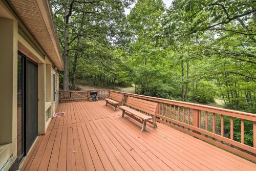 Secluded Luray Cabin with BBQ, 11mi to Caverns!