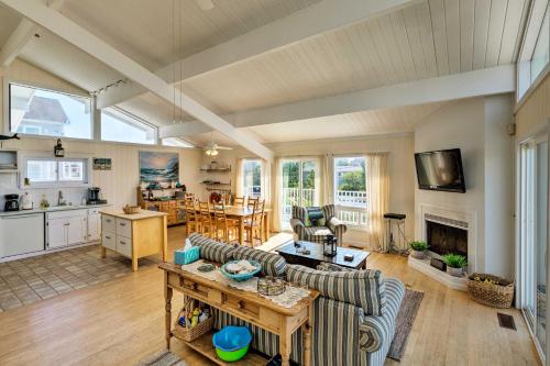 Westhampton Beach Home w/ Deck + Ocean Views! in Vesthemptonas pludmale (NY)