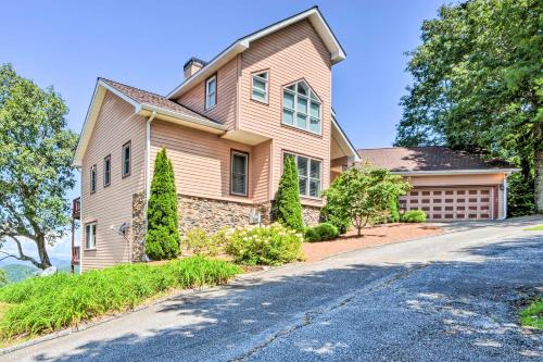 Sky Valley Home with Mtn View, 5 Mi to Rabun Bald!