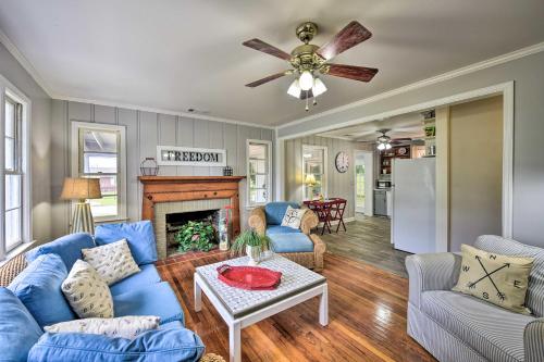 B&B Beaufort - Beaufort Home with Porch, 4 Mi from Downtown! - Bed and Breakfast Beaufort