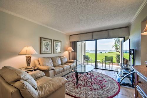 St Petersburg Condo with Views, 3 Mi to Beach!