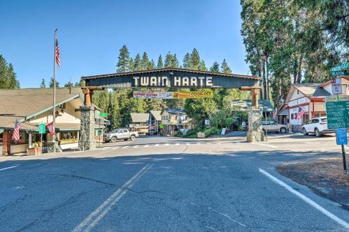 Twain Harte Mountain Cabin - 3 Mi to Downtown