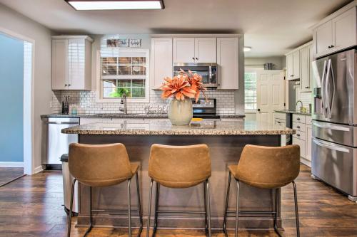 Modern Home with Yard and Deck, 1 Mi to Clemson U! in Clemson, USA