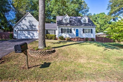 Modern Home with Yard and Deck, 1 Mi to Clemson U! in Clemson, USA